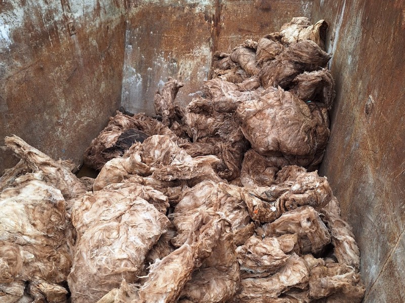 Entsorgung der Mineralfaser-Dämmung nach dem Hochwasser