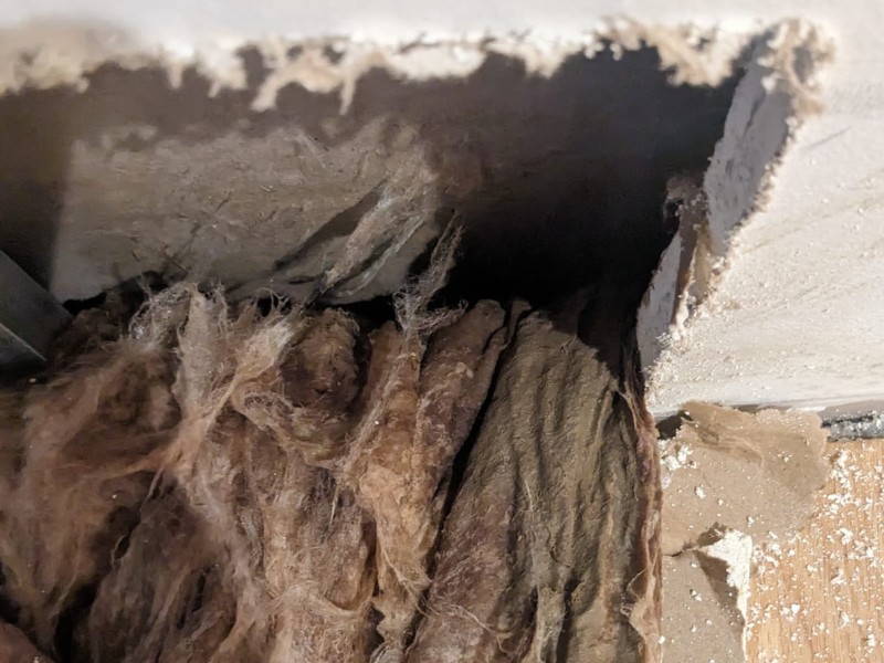 Die Mineralfaser-Dämmung ist nach dem Hochwasser verklumpt