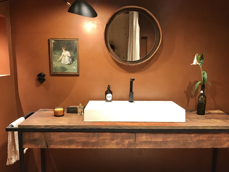 Yosima-Farbspachtel für wasserabweisende Wand aus Lehm im Bad