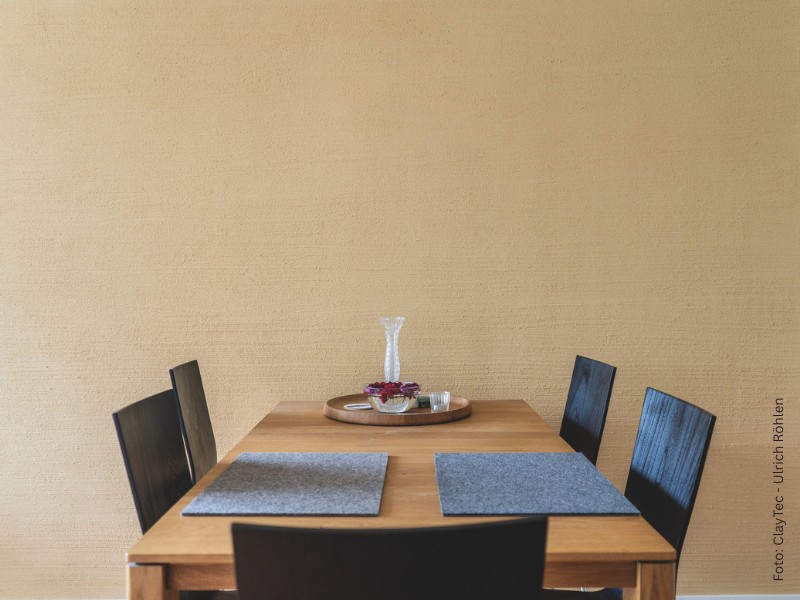 Esszimmer mit Lehmfeinputz in Beige mit dezenten Querstreifen von ClayTec