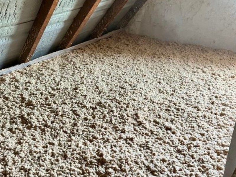 Dämmung der obersten Geschossdecke mit lose aufliegenden Zellulose-Flocken, wenn sie nicht begehbar sein muss